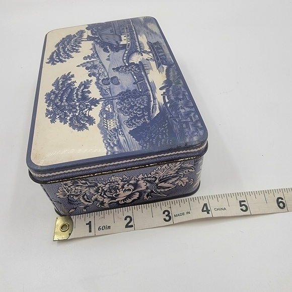 VINTAGE Daher English tin in a old European blue and white motif - Picture 10 of 11
